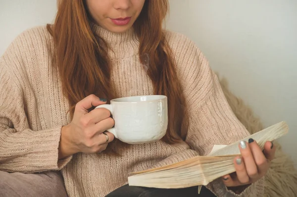 Žena pije horký čaj a čte knihu. Vývoj a relax — Stock fotografie