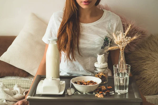 Gezonde biologische voeding. Vrouw geniet van ontbijt met havermout op bed, vrije ruimte. — Stockfoto