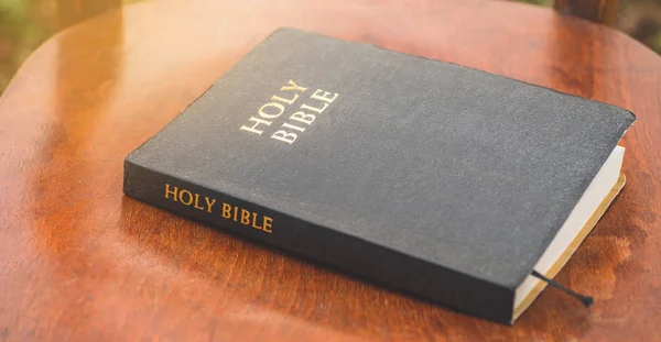 Biblia na drewnianym tle. Koncepcja wiary, duchowości i religii — Zdjęcie stockowe