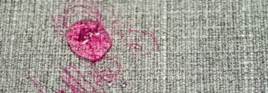 Kanepeye pembe kalemle boyanmış kumaş. Mobilya kumaşı. Temizlik kavramı