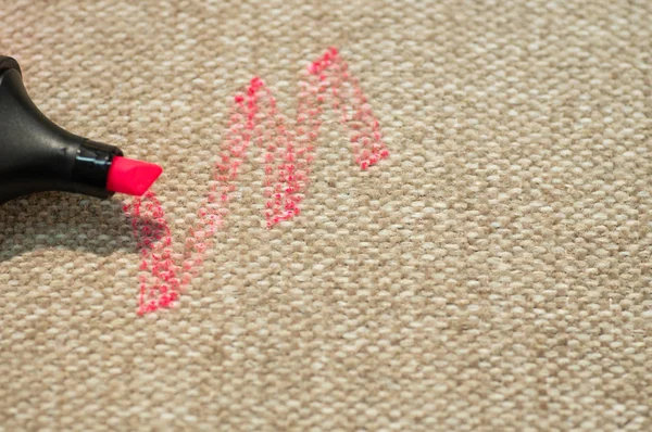 Tela pintada en el sofá marcador rosa. Muebles de tela. Concepto de limpieza — Foto de Stock