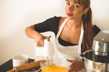 Şekerci kız pasta hazırlıyor. Un ürünleri veya tatlı pişirmek için konsept malzemeler