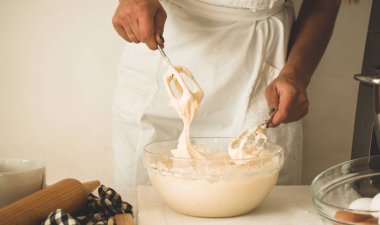 Şekerci kız pasta hazırlıyor. Un ürünleri veya tatlı pişirmek için konsept malzemeler