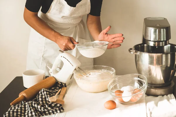 Het snoepmeisje is een taart aan het maken. Concept ingrediënten voor het koken van meelproducten of dessert — Stockfoto