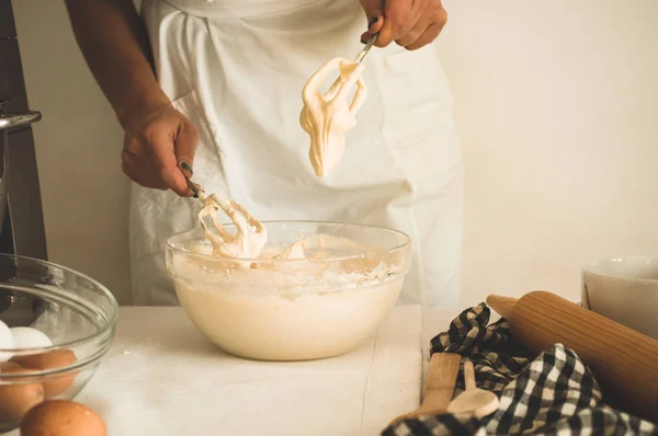 Het snoepmeisje is een taart aan het maken. Concept ingrediënten voor het koken van meelproducten of dessert — Stockfoto