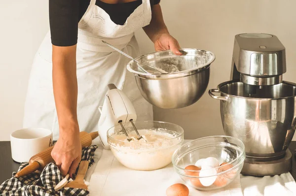 Het snoepmeisje is een taart aan het maken. Concept ingrediënten voor het koken van meelproducten of dessert — Stockfoto