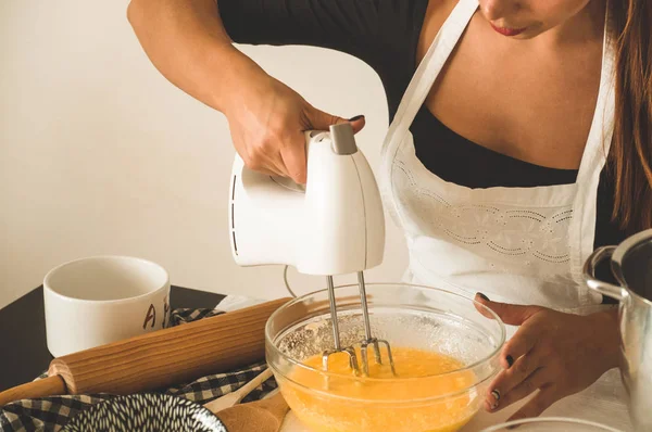 Het snoepmeisje is een taart aan het maken. Concept ingrediënten voor het koken van meelproducten of dessert — Stockfoto