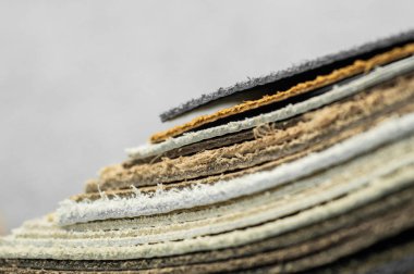 Lüks, çok renkli deri örnekleri yakın plan. Arka plan olarak kullanılabilir. Sektör arkaplanı