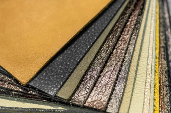 Lüks, çok renkli deri örnekleri yakın plan. Arka plan olarak kullanılabilir. Sektör arkaplanı