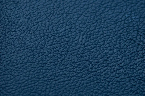 Luxueux échantillons de cuir bleu foncé en gros plan. Peut être utilisé comme arrière-plan. Contexte industriel — Photo