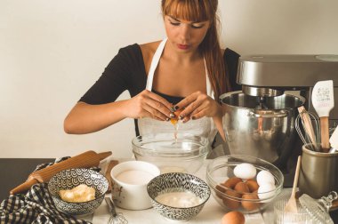 Şekerci kız pasta hazırlıyor. Un ürünleri veya tatlı pişirmek için konsept malzemeler