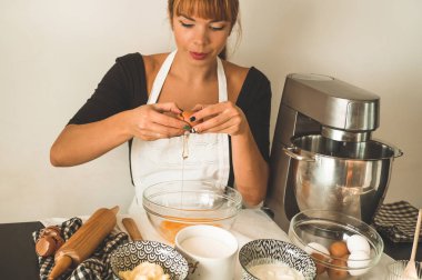 Şekerci kız pasta hazırlıyor. Un ürünleri veya tatlı pişirmek için konsept malzemeler