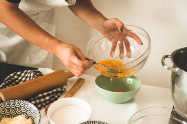 Şekerci kız pasta hazırlıyor. Un ürünleri veya tatlı pişirmek için konsept malzemeler