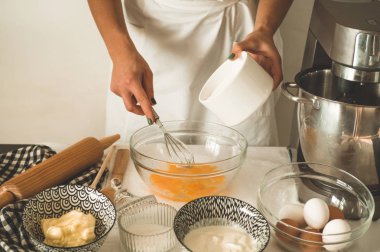 Şekerci kız pasta hazırlıyor. Un ürünleri veya tatlı pişirmek için konsept malzemeler