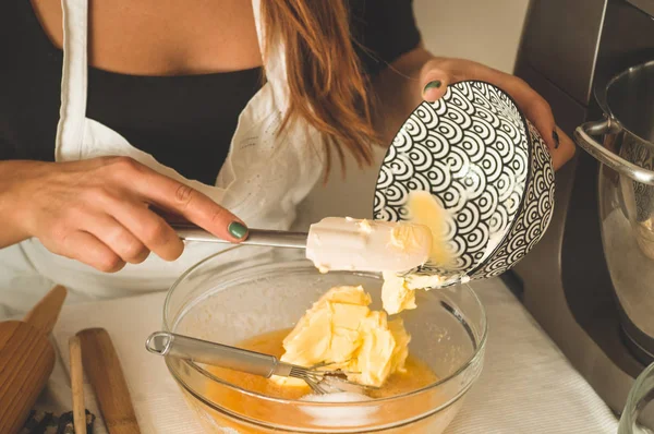 Het snoepmeisje is een taart aan het maken. Concept ingrediënten voor het koken van meelproducten of dessert — Stockfoto