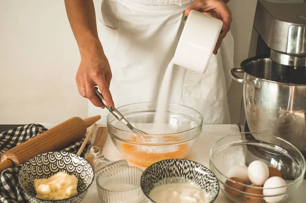 Het snoepmeisje is een taart aan het maken. Concept ingrediënten voor het koken van meelproducten of dessert — Stockfoto