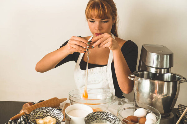 Кондитерша готовит торт. Концепция ингредиентов для приготовления муки или десерта
