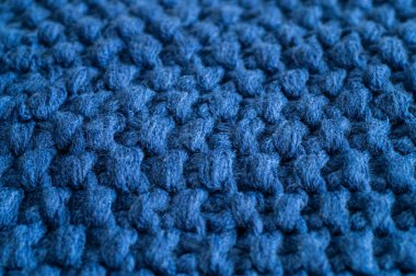 Sıcak örülmüş koyu mavi arka plan. Örgü giysiler, süveterler, örgü giysileri, metin için yer.