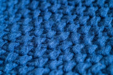Sıcak örülmüş koyu mavi arka plan. Örgü giysiler, süveterler, örgü giysileri, metin için yer.
