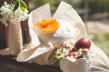 Mutlu Paskalyalar. Paskalya arkaplanını tebrik ederim. Paskalya pastası. Pencere eşiğinde paskalya yumurtası.