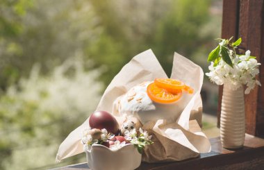 Mutlu Paskalyalar. Paskalya arkaplanını tebrik ederim. Paskalya pastası. Pencere eşiğinde paskalya yumurtası.