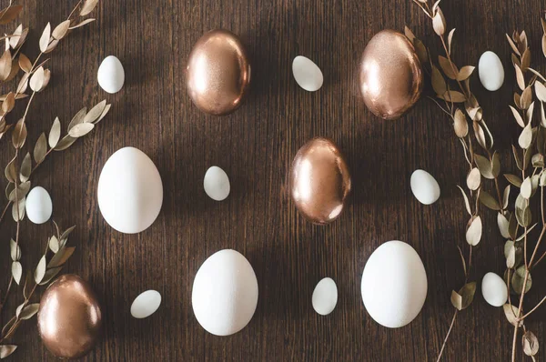 Lapos Lay of Golden és többszínű húsvéti tojás minta fából készült háttér. Húsvéti háttér vagy húsvét koncepció — Stock Fotó