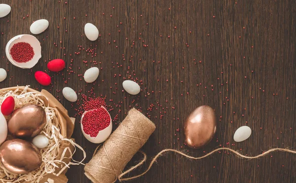 Boldog Húsvétot! Lapos Lay of Golden Eggs és húsvéti piros öntözés fa háttér — Stock Fotó