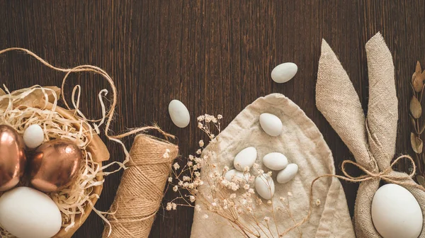 Feliz Pascua. Colocación plana de huevos de Pascua dorados sobre fondo de madera . —  Fotos de Stock