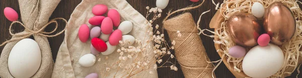 Feliz Pascua. Colocación plana de huevos de Pascua dorados sobre fondo de madera . — Foto de Stock