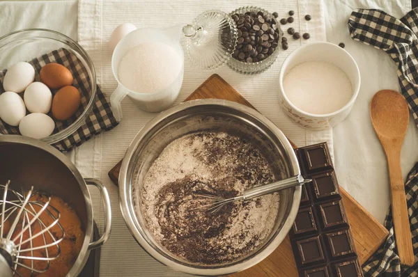 Bahan-bahan untuk produk tepung atau makanan penutup. Cooking Cupcakes. Gaya pedesaan atau pedesaan — Stok Foto