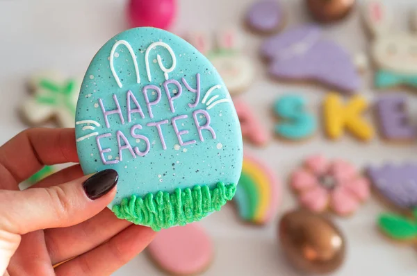 Feliz Pascua. Galletas de Pascua pastel multicolores sobre un fondo blanco . — Foto de Stock