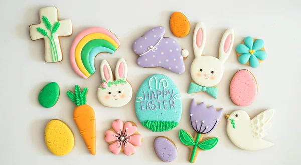 Joyeux Pâques. Biscuits de Pâques pastel multicolores sur fond blanc . — Photo