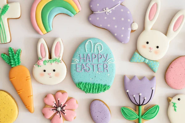 Joyeux Pâques. Biscuits de Pâques pastel multicolores sur fond blanc . — Photo