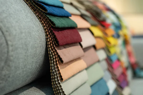 Muster von Polsterstoffen. Stoff für einen Möbelbezug. Hintergrund der Textilindustrie — Stockfoto