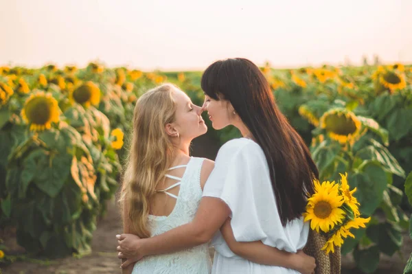 Bonne mère et sa fille adolescente dans le champ de tournesol. Style de vie en plein air bonheur — Photo