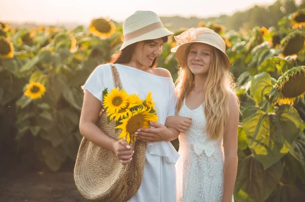 Glückliche Mutter und ihre Teenager-Tochter im Sonnenblumenfeld. Lebensstil im Freien Glück — Stockfoto