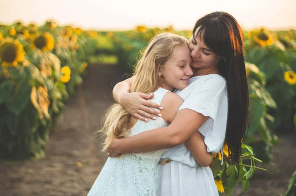 Glückliche Mutter und ihre Teenager-Tochter im Sonnenblumenfeld. Lebensstil im Freien Glück — Stockfoto