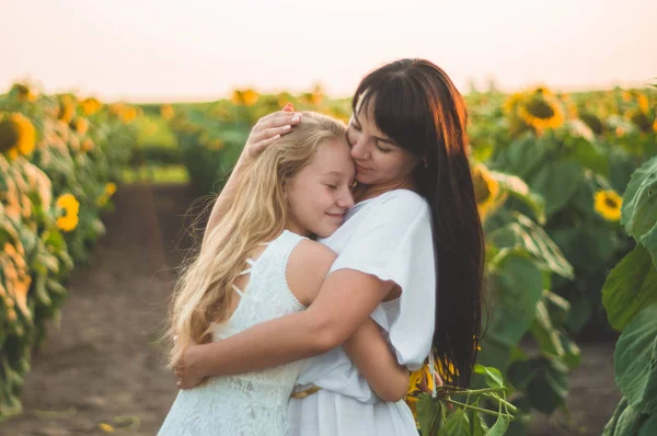 Madre felice e sua figlia adolescente nel campo di girasole. Stile di vita all'aperto felicità — Foto Stock