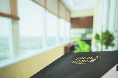 İç mekanın arka planında İncil var. İnanç, maneviyat ve din kavramı.