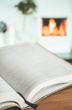 İç mekanın arka planında İncil var. İnanç, maneviyat ve din kavramı.