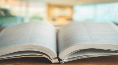 İç mekanın arka planında İncil var. İnanç, maneviyat ve din kavramı.