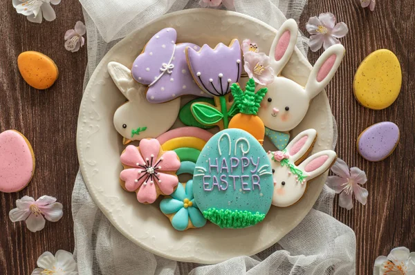 Szczęśliwej Wielkanocy. Wielokolorowe pastelowe ciasteczka wielkanocne na drewnianym tle. — Zdjęcie stockowe