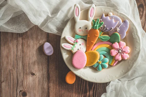 Joyeux Pâques. Biscuits de Pâques pastel multicolores sur un fond en bois . — Photo