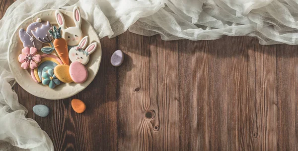 Boldog Húsvétot! Többszínű pasztell húsvéti sütik fából készült háttérrel. — Stock Fotó