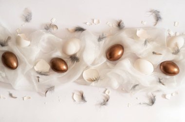 Tamamen beyaz. Paskalya yumurtaları beyaz bir kumaş üzerinde. Yumurta kabuğu. Paskalya konsepti