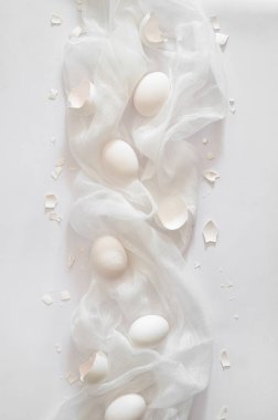 Tamamen beyaz. Paskalya yumurtaları beyaz bir kumaş üzerinde. Yumurta kabuğu. Paskalya konsepti