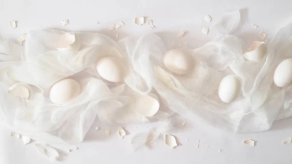 Totalmente blanco. Huevos de Pascua sobre un paño blanco. Cáscara de huevo. Concepto Pascua —  Fotos de Stock