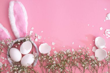 Mutlu Paskalyalar. Düz paskalya kulakları ve pembe arka planda çingene çiçekleri. Paskalya arkaplanı. 