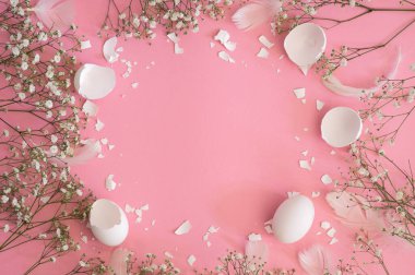 Mutlu Paskalyalar. Paskalya arkaplanını tebrik ederim. Pembe arka planda bahar çiçekli Paskalya yumurtaları.