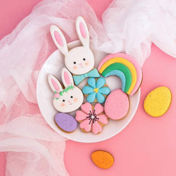 Feliz Pascua. Galletas de Pascua pastel multicolor sobre un fondo rosa . — Foto de Stock